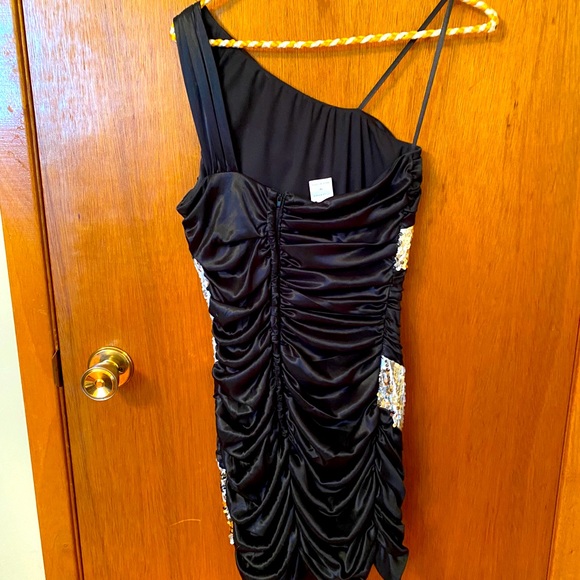 One sleeve cocktail dress - Picture 2 of 3